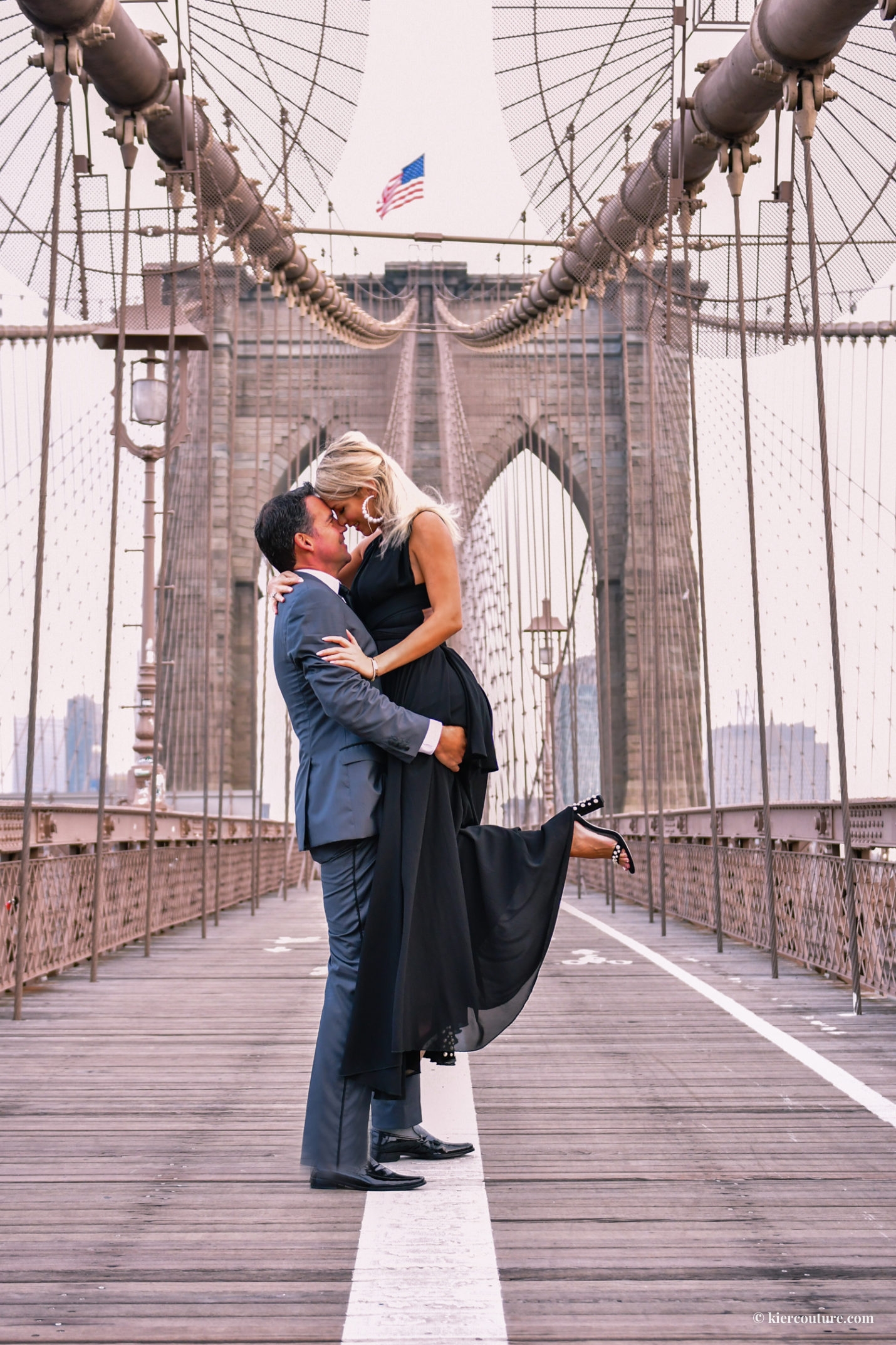couple photos on brooklyn bridge